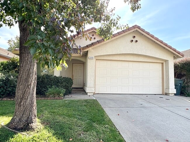 Primary Photo - Beautiful 3 Bedroom 2 Bathroom Single Stor...