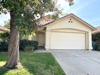 Building Photo - Beautiful 3 Bedroom 2 Bathroom Single Stor...