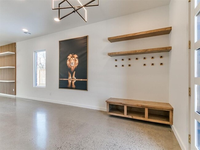 Building Photo - 605 N Idaho Ave