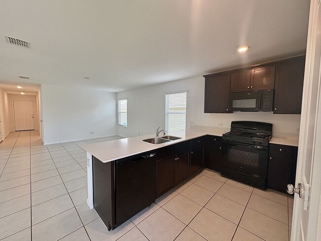Building Photo - Modern Comfort Meets Prime Location – Single-Story Living at Its Best!