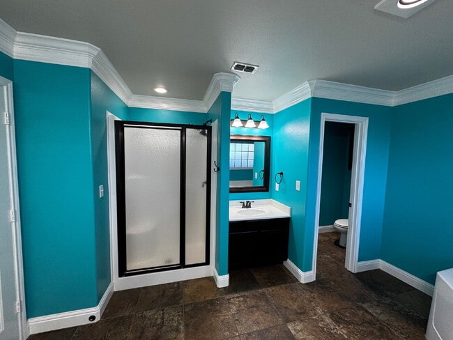 Building Photo - Stunning Spacious Home in Lovely Neighborhood!