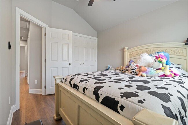 Building Photo - 5800 Clubhouse Dr
