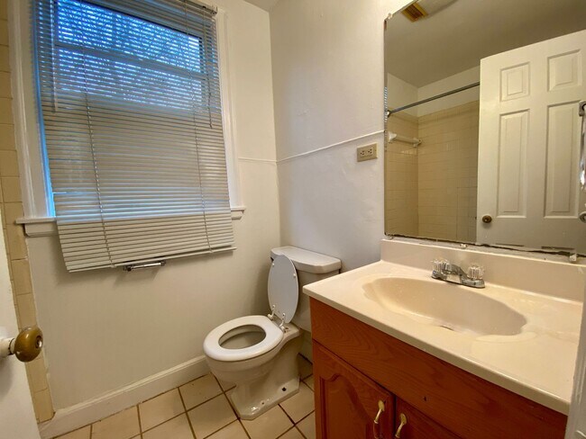 Building Photo - Charming 2 Bedroom Cottage in Green hills