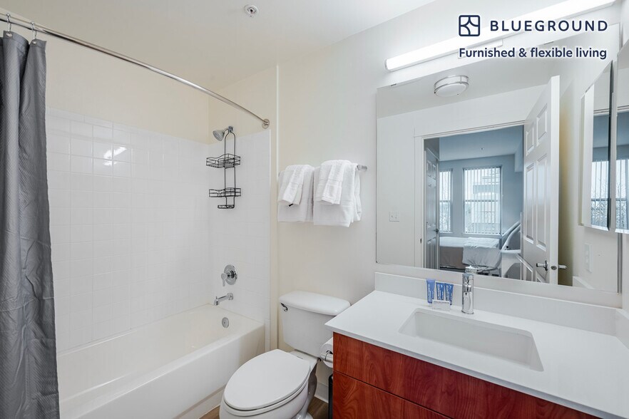 Building Photo - 11000 NE 10th St