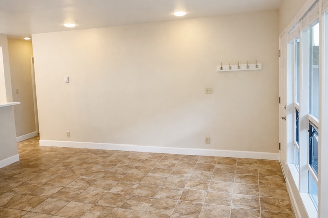 Building Photo - Downtown Bellevue Renovated 1 Bedroom Condo - Walk up entry