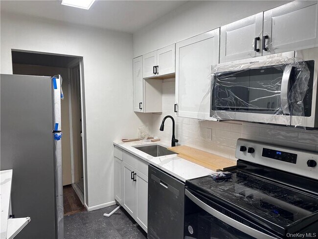 Building Photo - 60 Trafalgar Rd