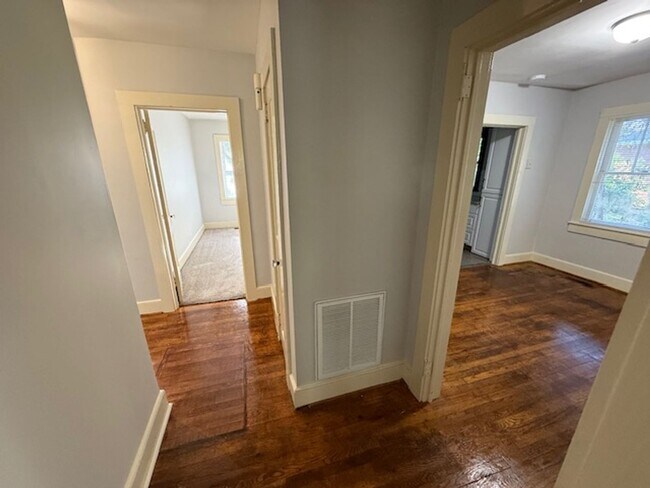 Building Photo - 503 Tyler St