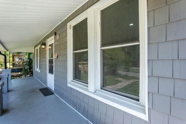 Building Photo - Recently Renovated Three bedroom Home!