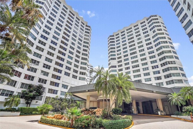 Building Photo - 999 Brickell Bay Dr