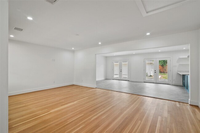 Building Photo - 312 W 31st St