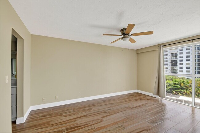 Building Photo - 3901 S Flagler Dr