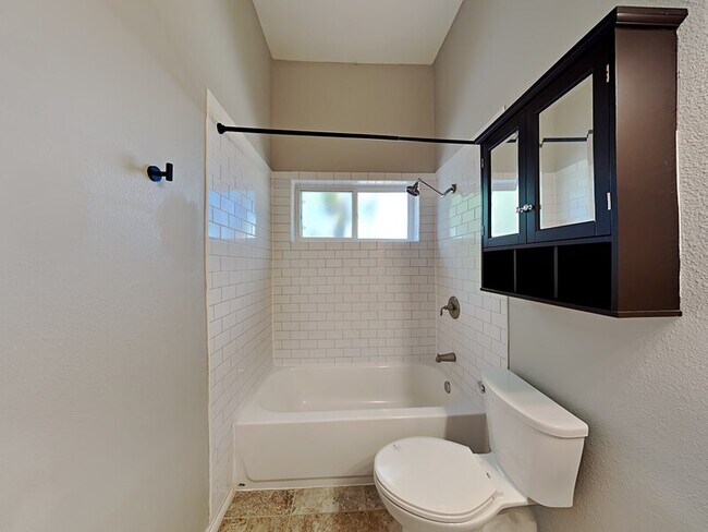 Building Photo - 250 Pinyon Ln