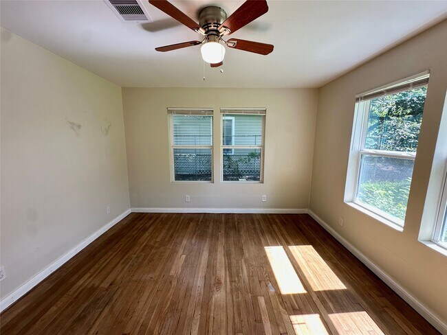 Building Photo - 6 E Southlawn Ave