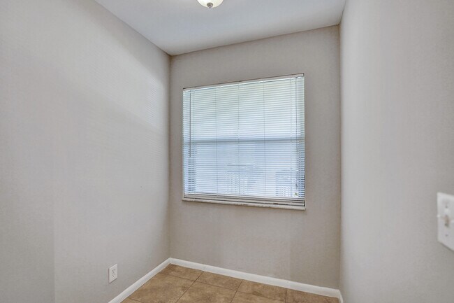 Building Photo - 2906 SW 21st Terrace