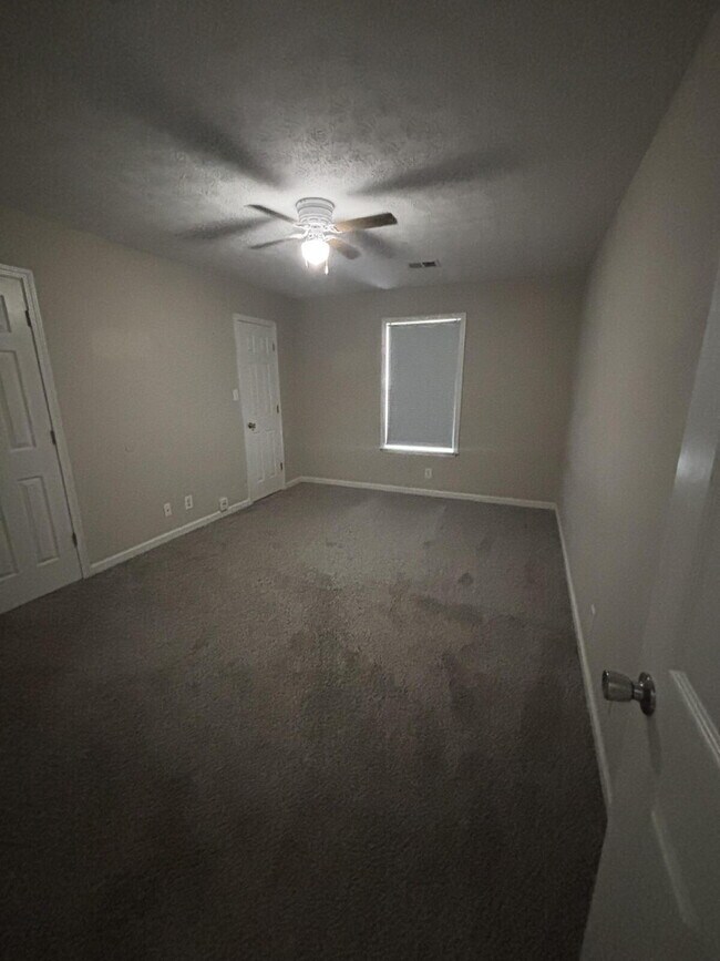 Building Photo - Half off rent in August