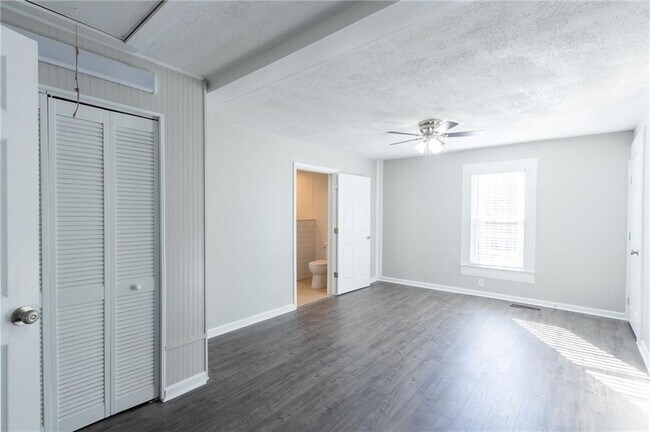 Building Photo - 4715 S Lee St