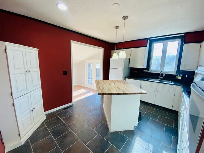 Building Photo - {11821} Desirable Shawnee Village Location + Hardwood Floors + Fenced Yard