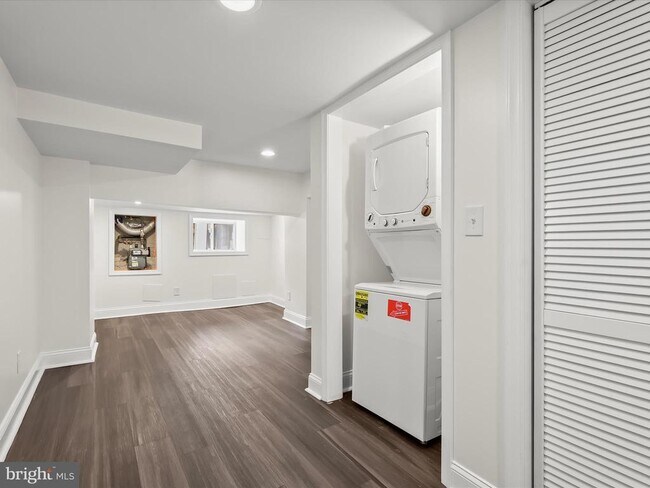 Building Photo - 404 N Robinson St