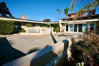 Building Photo - Mid-Century Modern 3Br 2Ba on 1/2ac with View!
