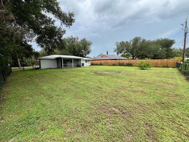 Building Photo - ** Annual ** 2 Bed / 2 Bath ** Single Fami...