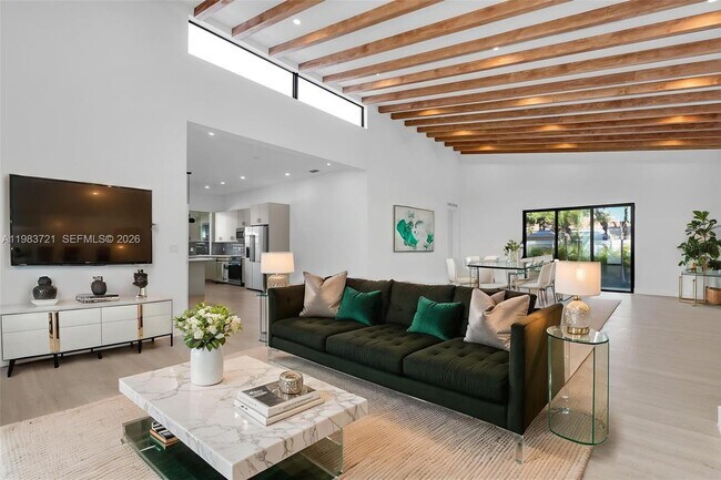 Building Photo - 3905 SW 5th St