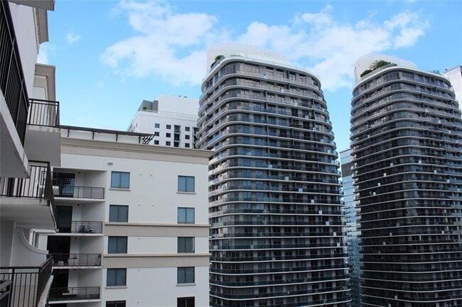 Building Photo - 999 SW 1st Ave