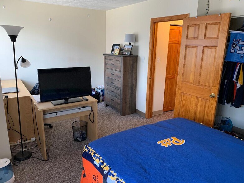 Bedroom 2 - 3268 Niagara Sq