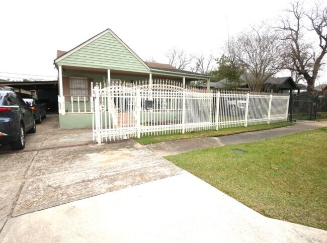 Building Photo - 6735 Narcissus St