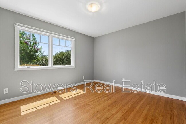 Building Photo - 1099 Larch Ave