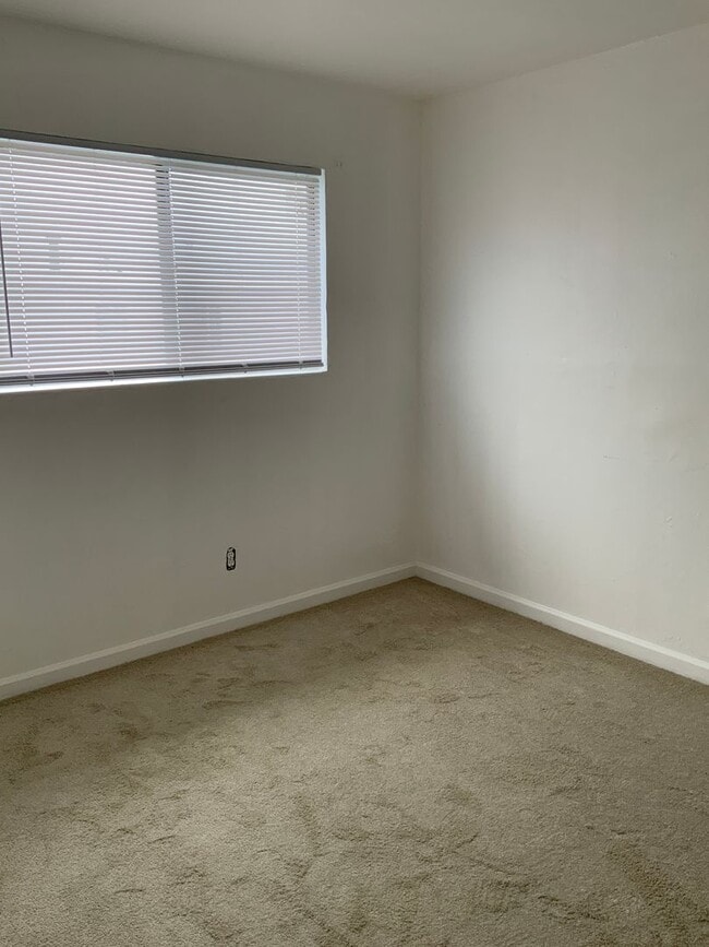 Building Photo - 418 C St