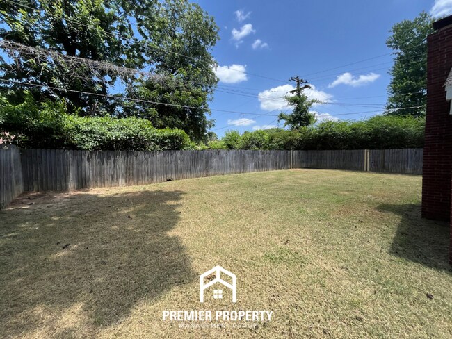 Building Photo - 3BR/1.5BA Memphis Rental with Tile Flooring, Brick Fireplace & Fenced Yard