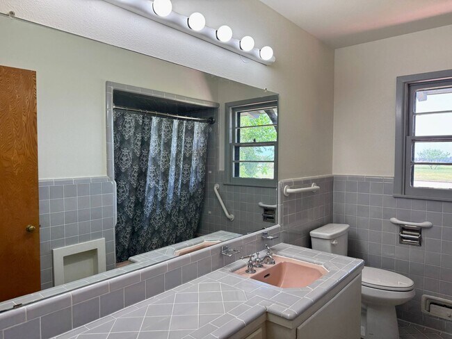 Building Photo - Charming 4 Bed 2 Bath Home in Morningside!