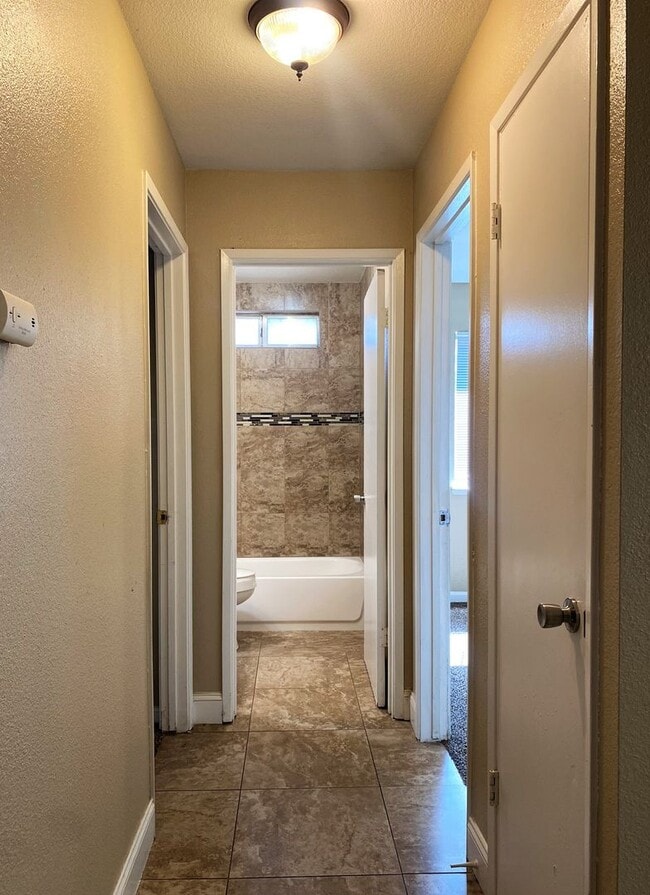 Building Photo - Cute home with fenced yard and driveway. A...