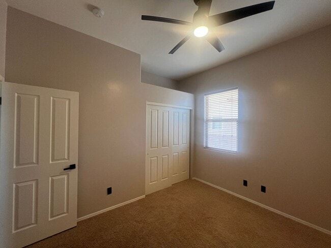 Building Photo - ATTRACTIVE SANTA FE 3 BEDROOM IN VAIL SCHOOL DISTRICT.