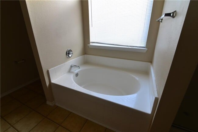 Building Photo - Beautiful Forney home!