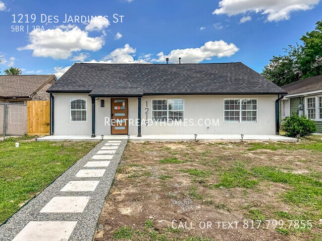 Building Photo - 1219 Des Jardines St