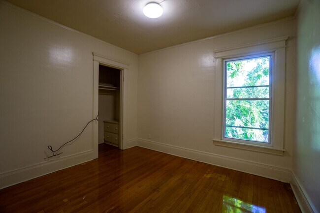 Building Photo - AVAILABLE 8/1/26 - 3 Bedroom with Off-Stre...