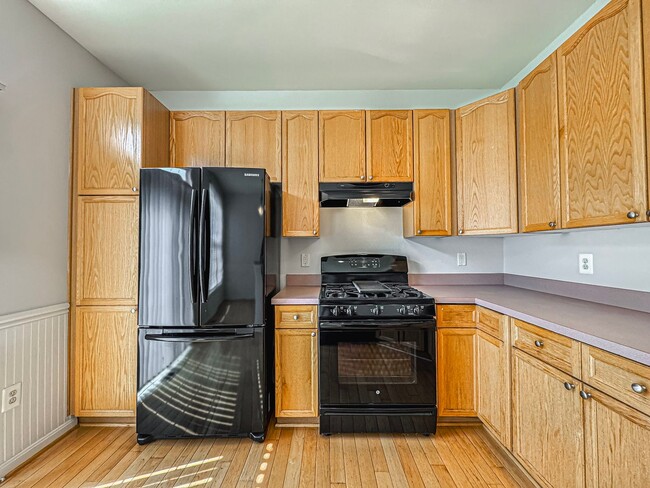 Building Photo - Gorgeous 3 Bed 2.5 Bath Interior Townhome ...
