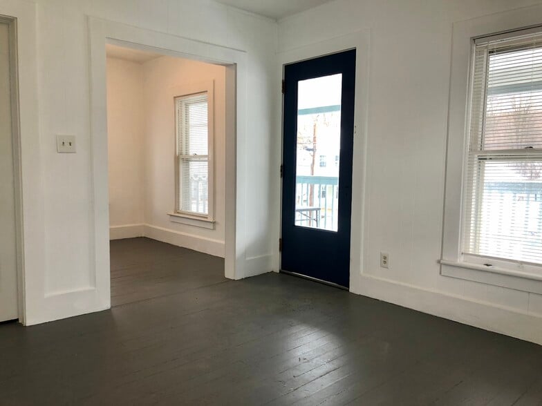 Large bedroom - 12 Malden St