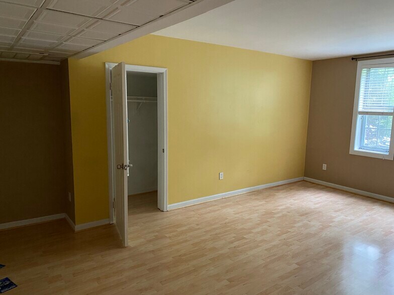 Building Photo - 1728 N Queens Ln
