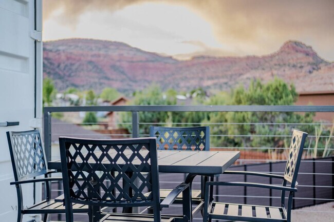 Building Photo - 736 W Rider Dr