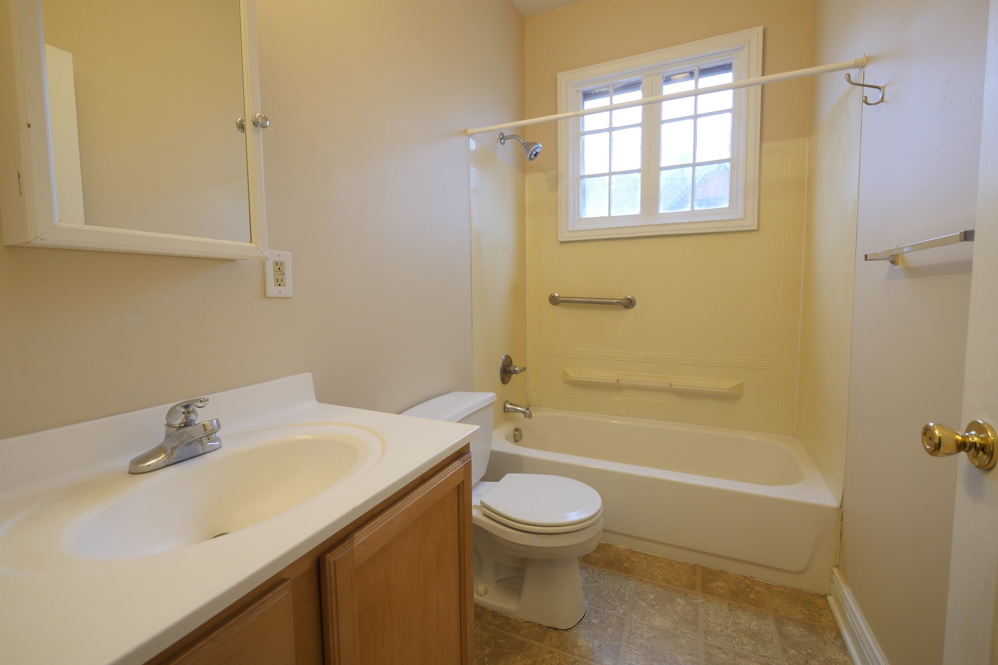 Full bath tub & shower - 220 W Walnut St