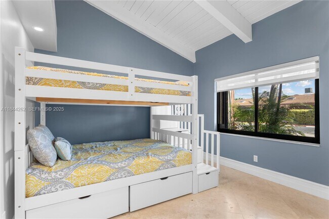 Building Photo - 2665 Parkview Dr S