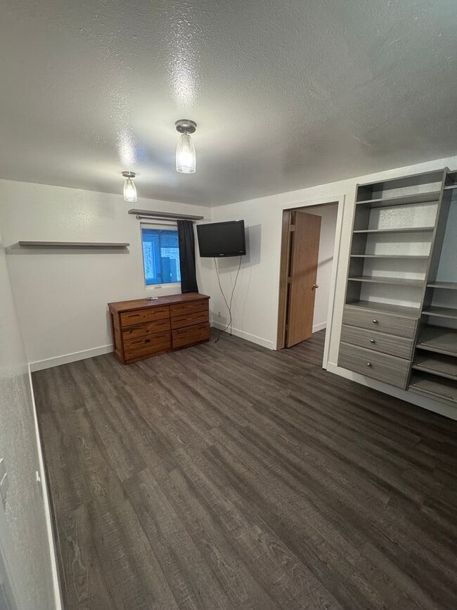 Building Photo - Beautiful 2 Bedroom, 1 Bath, 3 Car Garage ...