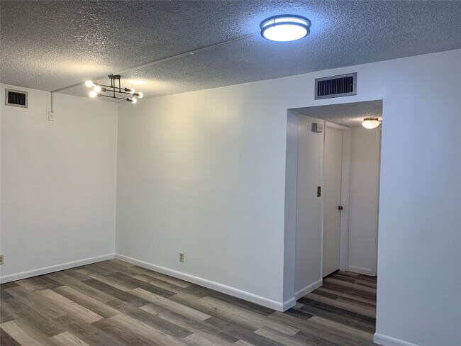 Building Photo - 511 Gardens Dr