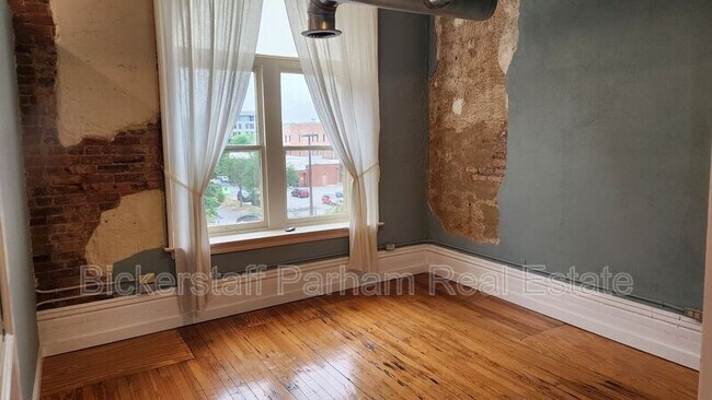 Building Photo - 1204 1st Ave