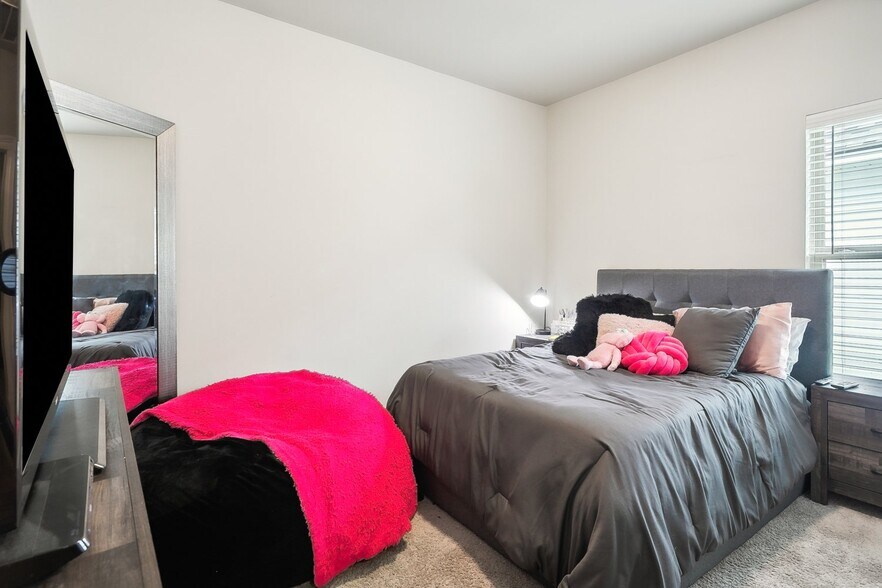 Building Photo - 60341 Sunset Oak Blvd