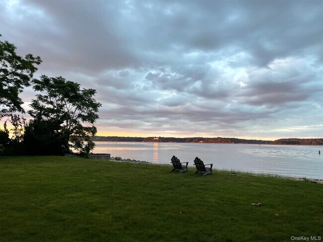 Building Photo - 336 Centre Island Rd