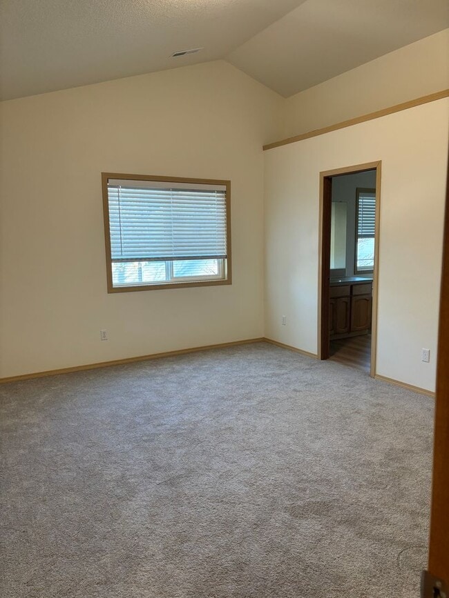 Building Photo - East Vancouver 3 bedrooms!