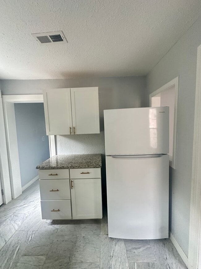 Building Photo - 410 Glover Ave